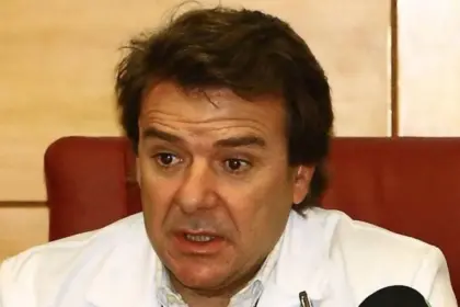 El catedrático extremeño Adrián Llerena, premiado por implantar la medicina personalizada en el SES