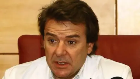El catedrático extremeño Adrián Llerena, premiado por implantar la medicina personalizada en el SES